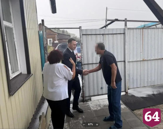 Глава Энгельсского района навестил участника СВО и передал ему благодарность