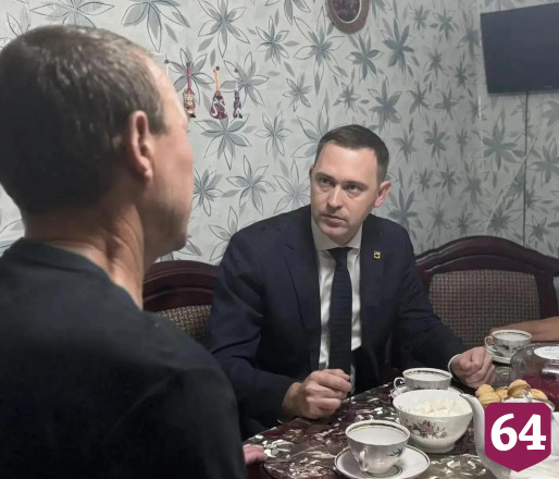 Глава Энгельсского района навестил участника СВО и передал ему благодарность