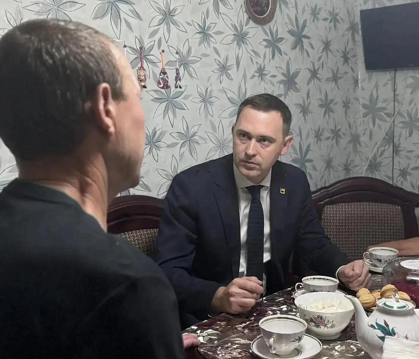 Глава Энгельсского района навестил участника СВО и передал ему благодарность